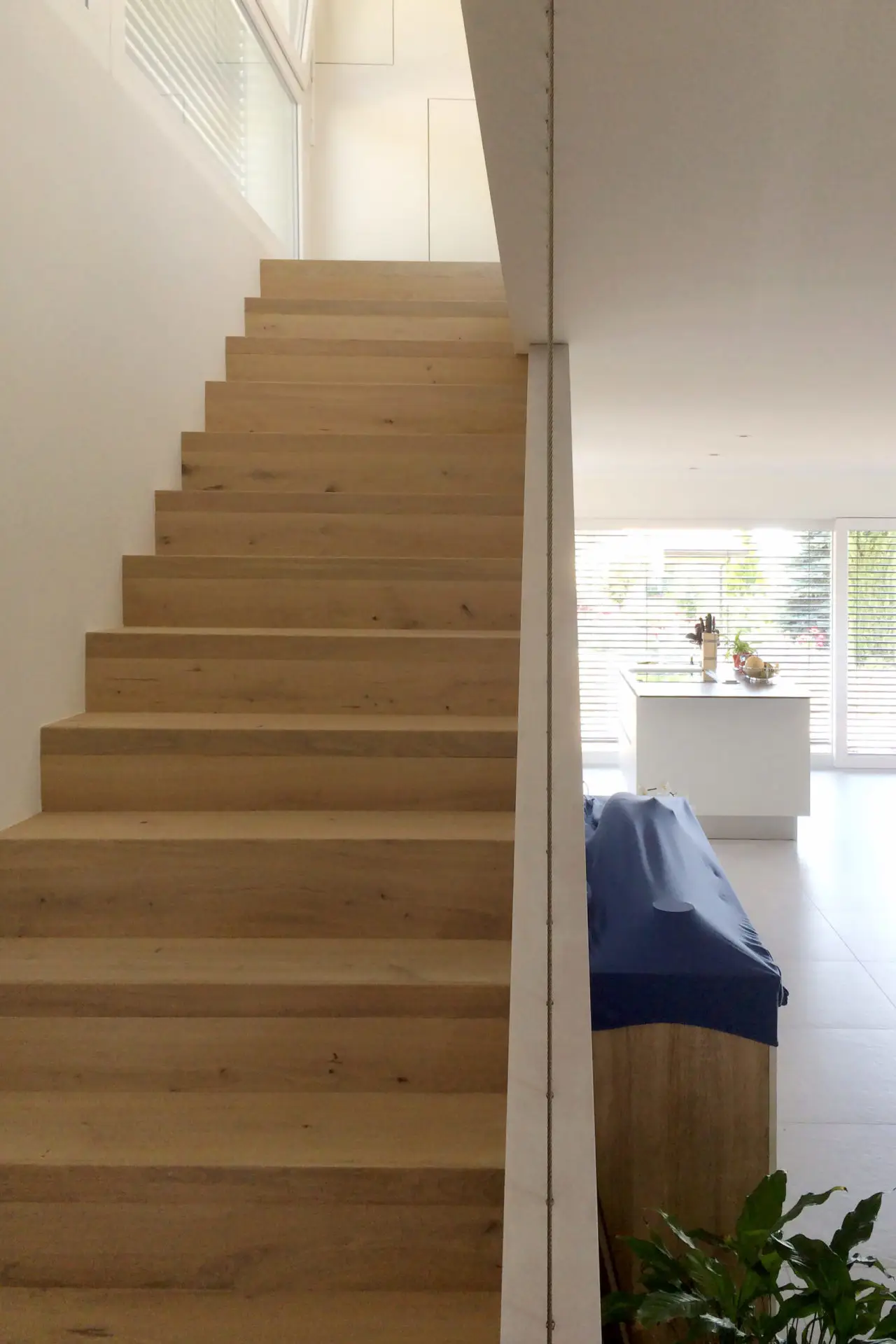 Escalier en bois dans une maison moderne.