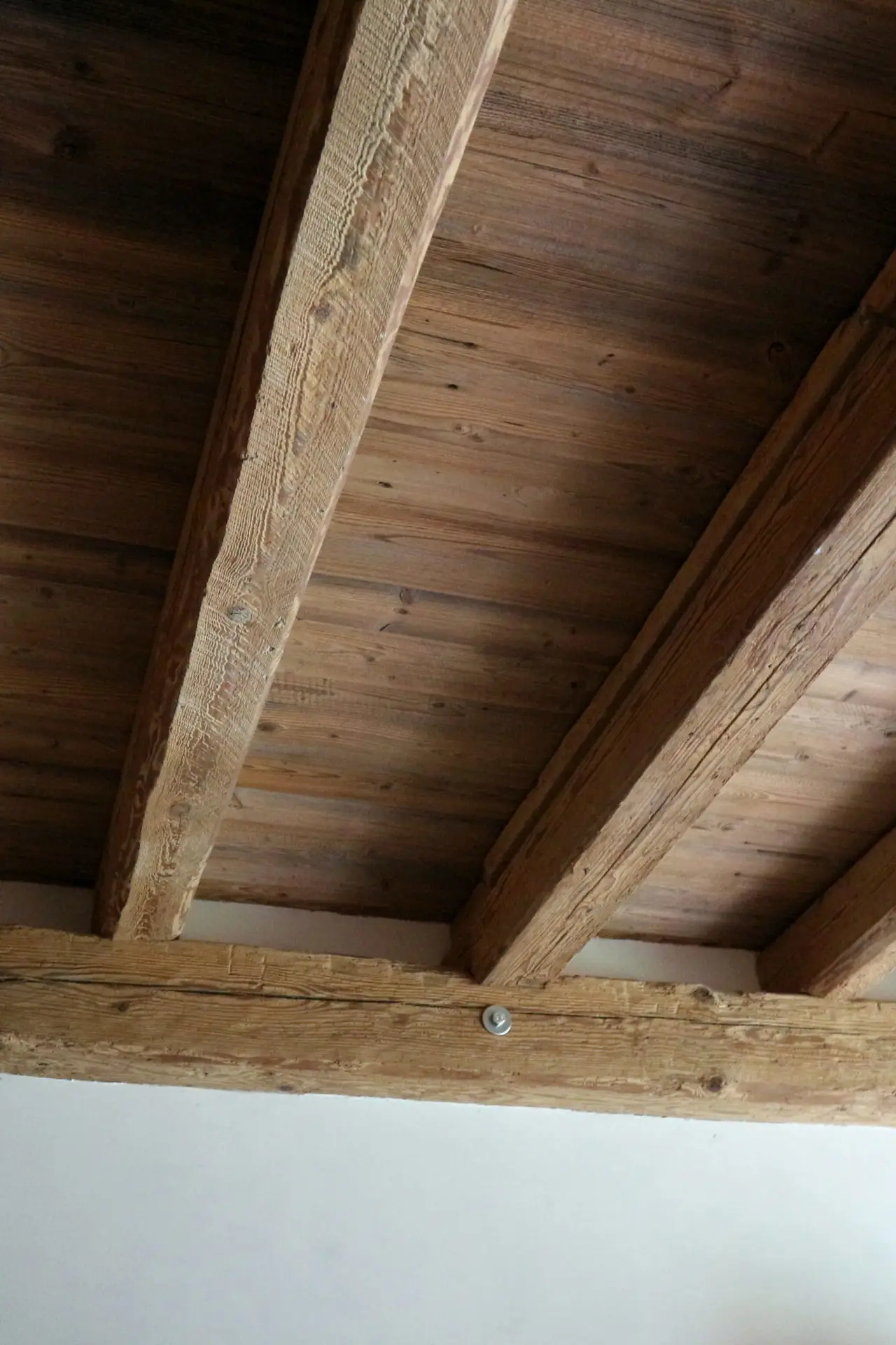 Plafond avec boiserie rustique.