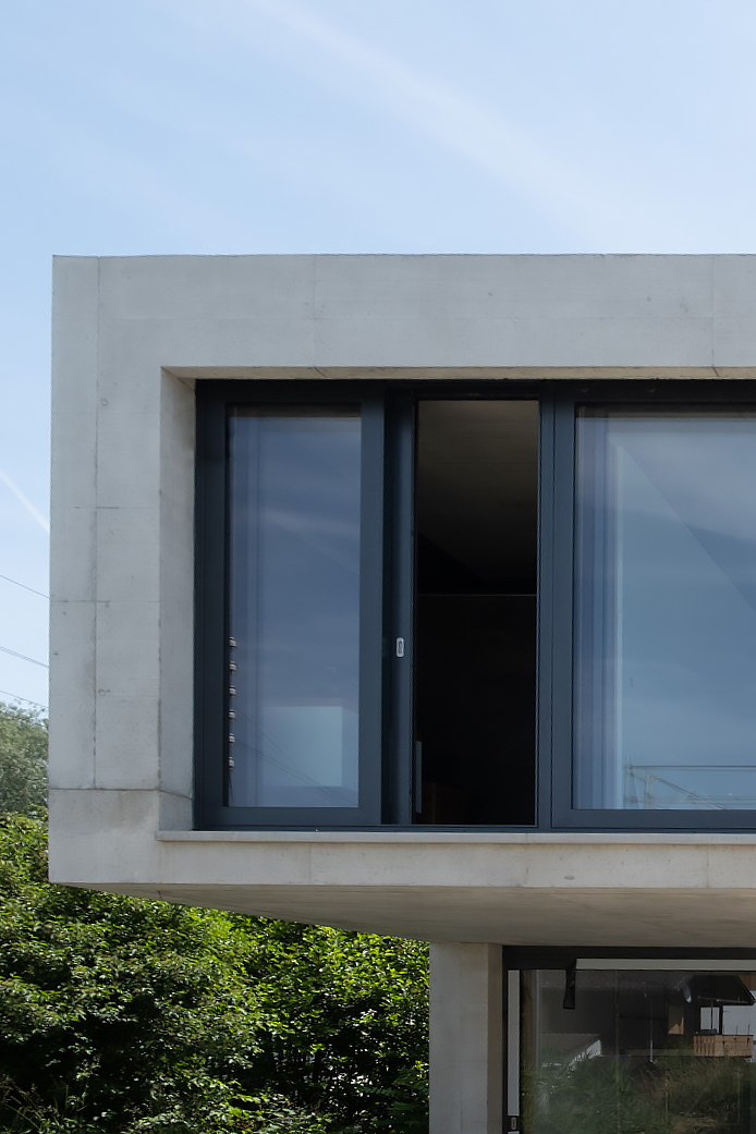 Fenêtres métalliques sur un bâtiment moderne.