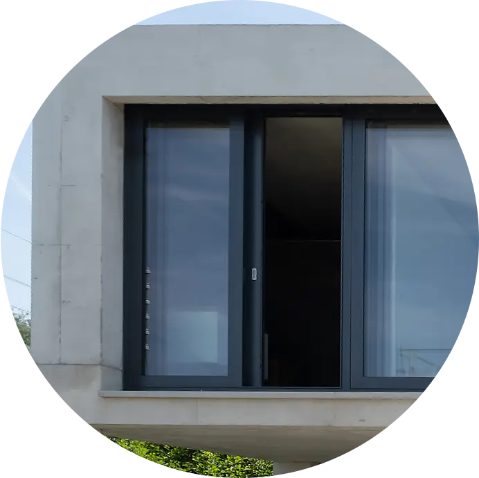 Fenêtre en métal sur un bâtiment moderne.