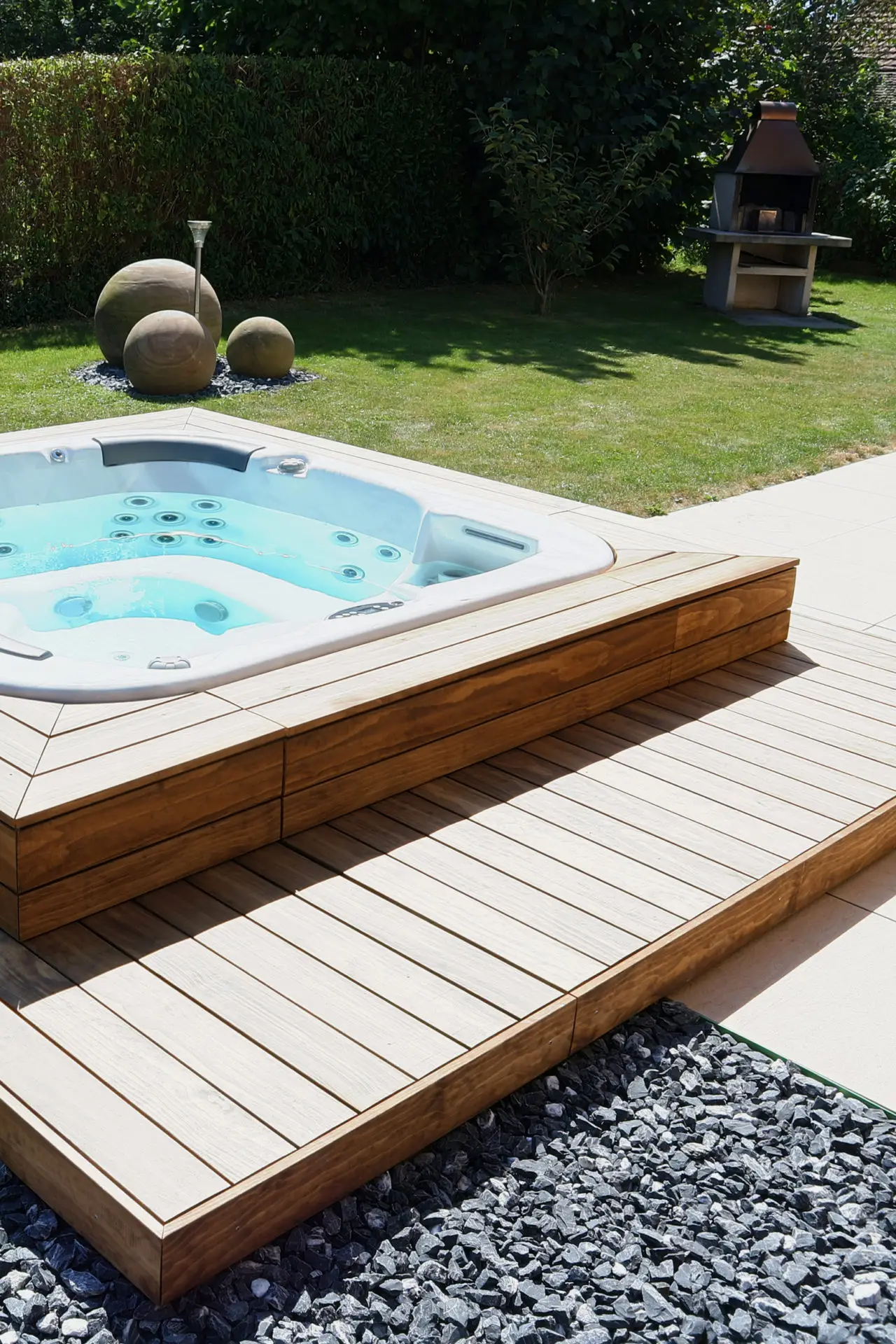 Ameublement de bois autour d'un Jaccuzzi.