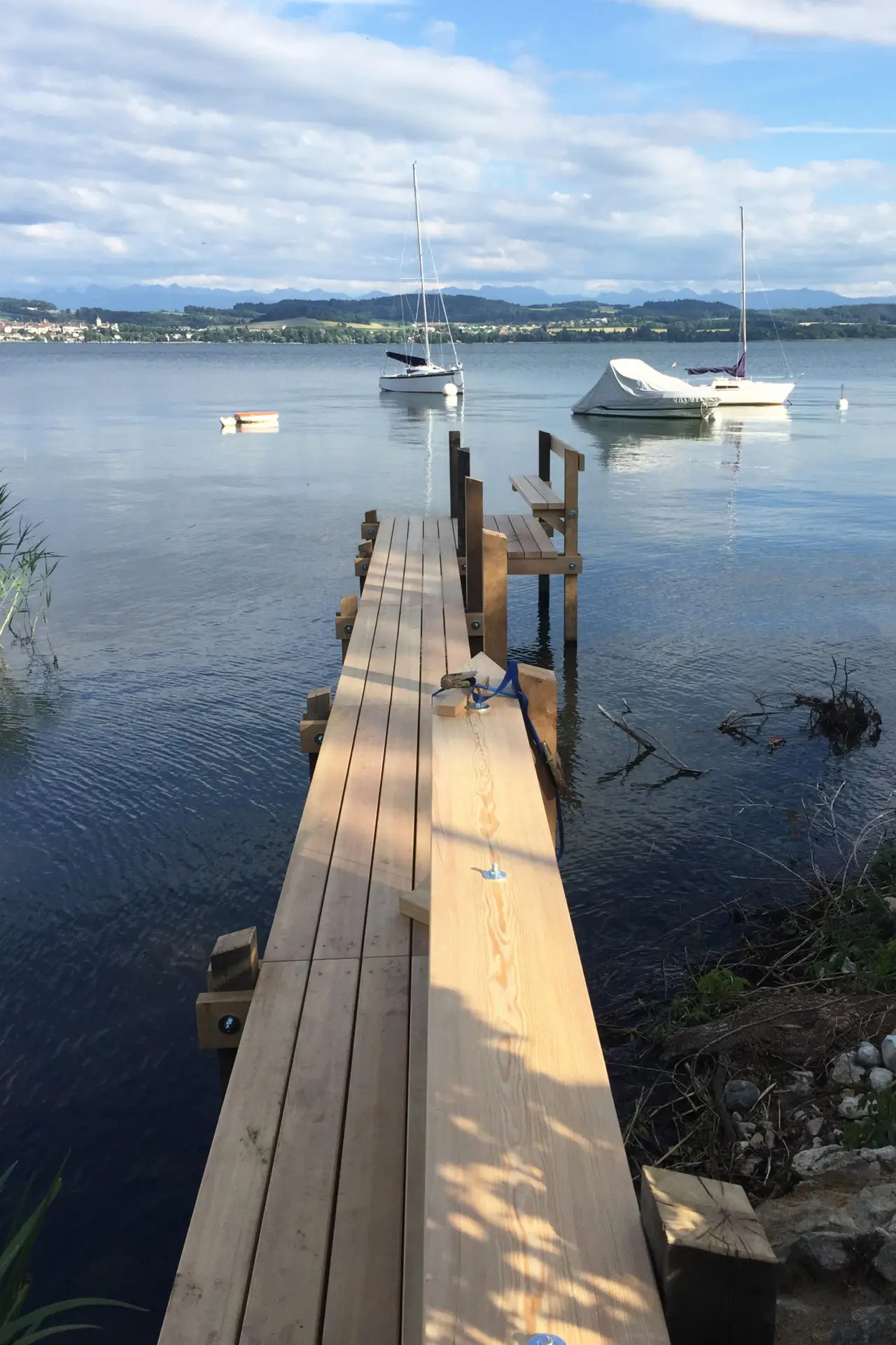 Ponton de bois vers un lac Suisse.