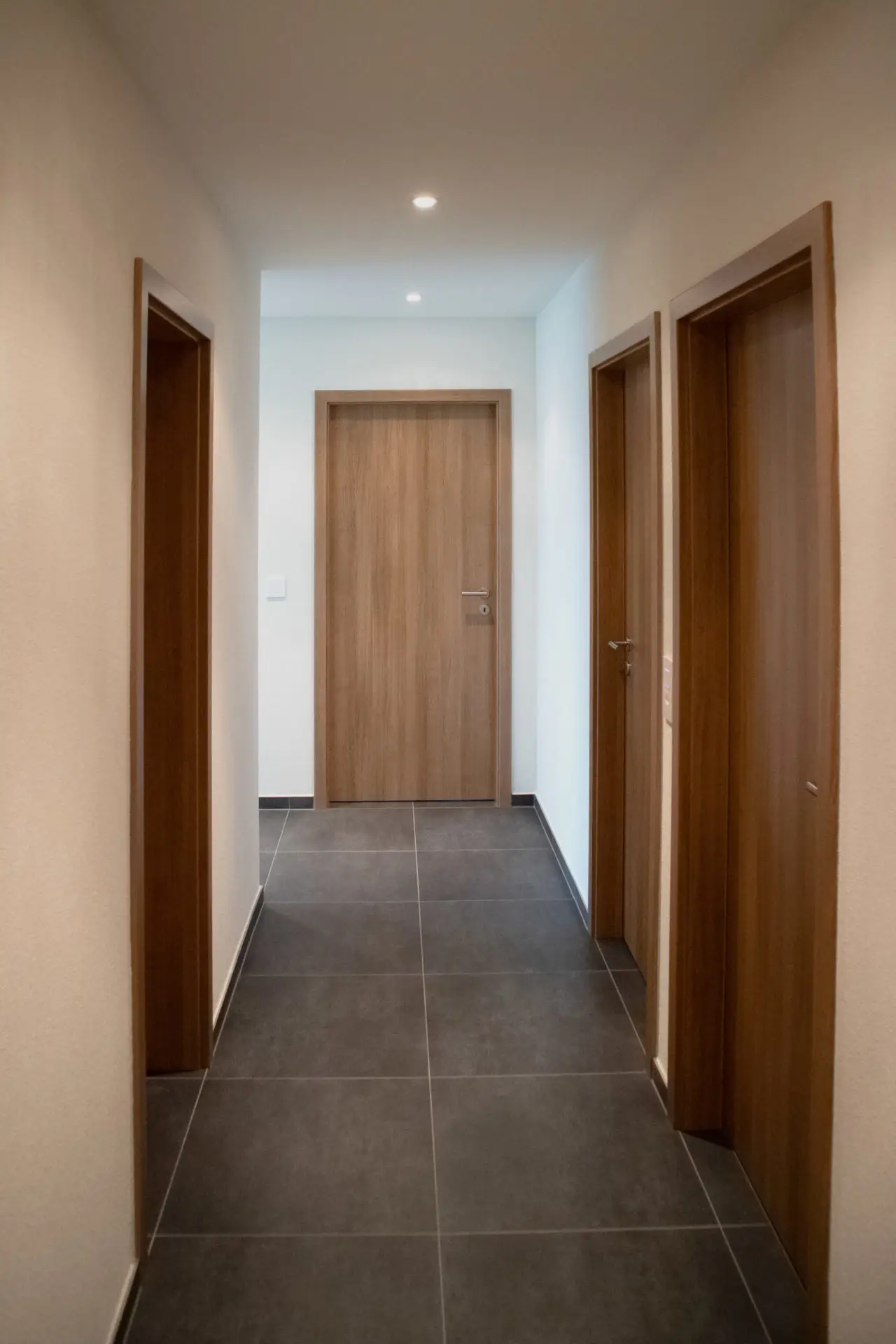 Couloir avec portes en bois.